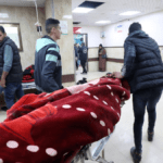 Israel bombardea el patio de un hospital en el centro de Gaza y mata a dos personas