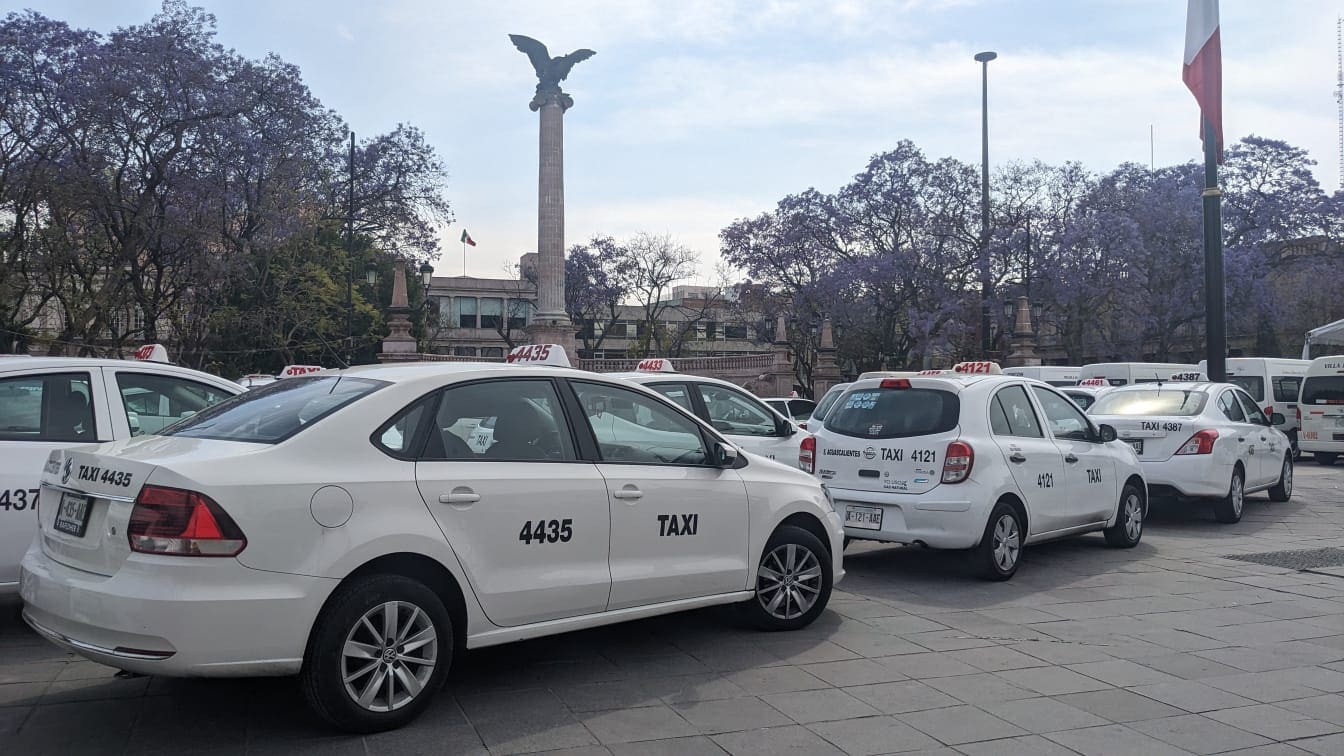 Se reservan taxistas el porcentaje de aumento a sus tarifas para este año