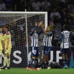 El América no pudo con el Pachuca, igualan (1-1) en duelo de ida de la semifinal de la Copa de Campeones de la Concacaf, en cancha del Estadio Azteca. Una Águilas volcadas al frente no pudieron marcar, le falto contundencia. El partido fue dinámico, comenzó con un dominio abrumador de los capitalinos, pero poco a poco se vino a menos. La anotación águila llego con una combinación de Henry Martín y Alejandro Zendejas, este no dudo en sacar un disparo raso con potencia sin dar tiempo al arquero del Pachuca reaccionar. Gol que se gritó a todo pulmón en el Azteca repleto de aficionados azulcremas. Pachuca reacción dio avisos que iba por el empate, vio las debilidades de los de Coapa, y no dudo en explotarlas. Con un centro lo ganó Norman Micolta Arroyo para igualar el marcador al minuto 40 con un certero cabezazo. En los segundos 45 minutos, América siguió buscando sumar un gol más, pero no hubo la contundencia, además de la buena actuación del meta Carlos Moreno. Pachuca aprovechó con contragolpes para poner en aprietos a Luis Malagón que se empleo a fondo para evitar un segundo gol en contra. EL partido de vuelta se disputará el próximo martes en el Estadio Hidalgo empunto de las 19:15 horas.