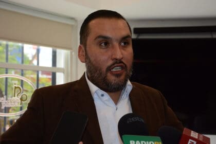 Exhiben a políticos señalados como deudores alimentarios