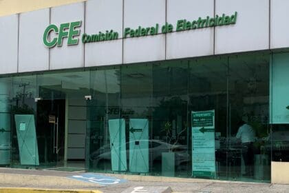 Imagen de archivo de una vista exterior de una sucursal de la Comisión Federal de Electricidad (CFE), en Ciudad de México (México). Foto de EFE/ José Pazos.