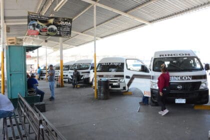 Rechazan usuarios incremento al costo del pasaje de las combis