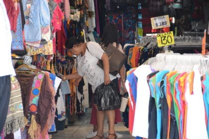 Lamentan textileros que la gente prefiera ropa barata que de calidad