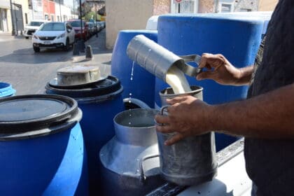 Respaldo decidido del gobierno a lecheros por la caída en el precio