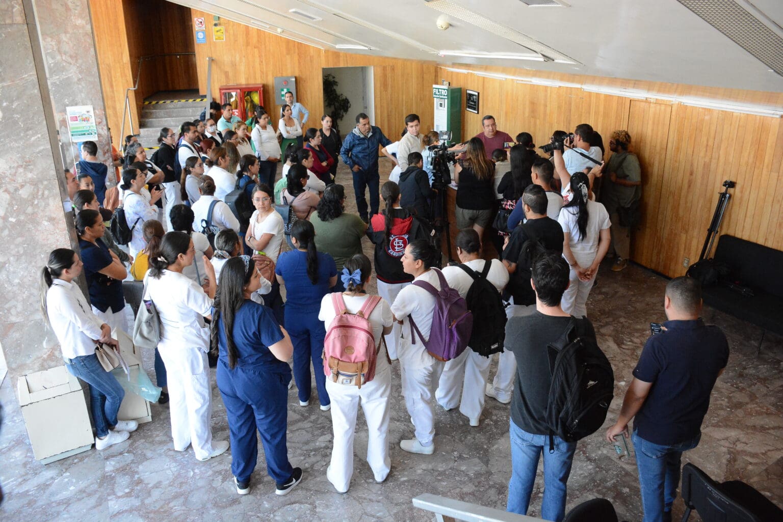 Sindicatos deben ser solidarios con médicos despedidos del IMSS: FTA