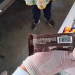 Drogan a estudiantes con un chocolate