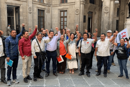 AMLO y CNTE reanudan diálogo; maestros mantienen llamado de paro