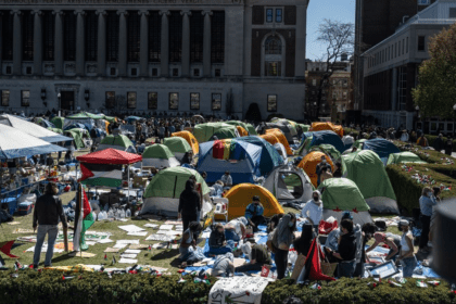 Universidad de Columbia comienza suspensiones de estudiantes del campamento propalestino