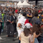 Mexicanos bailan "Payaso de Rodeo" en el GP de Japón