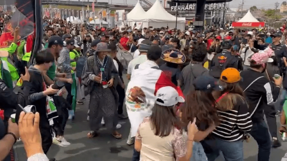 Mexicanos bailan "Payaso de Rodeo" en el GP de Japón