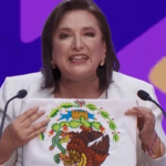 Xóchitl Gálvez aclara polémica al mostrar escudo al revés en debate