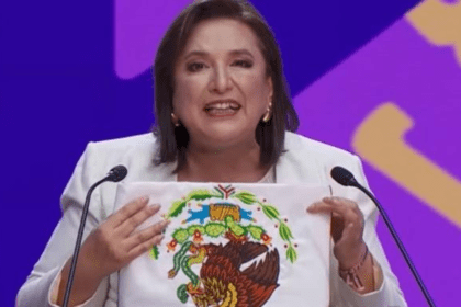 Xóchitl Gálvez aclara polémica al mostrar escudo al revés en debate