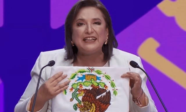 Xóchitl Gálvez aclara polémica al mostrar escudo al revés en debate