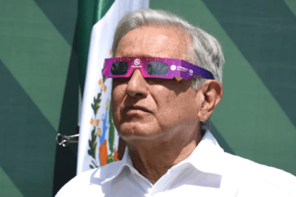 AMLO observa en Mazatlán