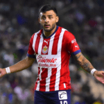 Alexis Vega explota niega que la playera de Chivas le haya pesado