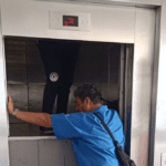 Enfermera queda atrapada en elevador de clínica del IMSS