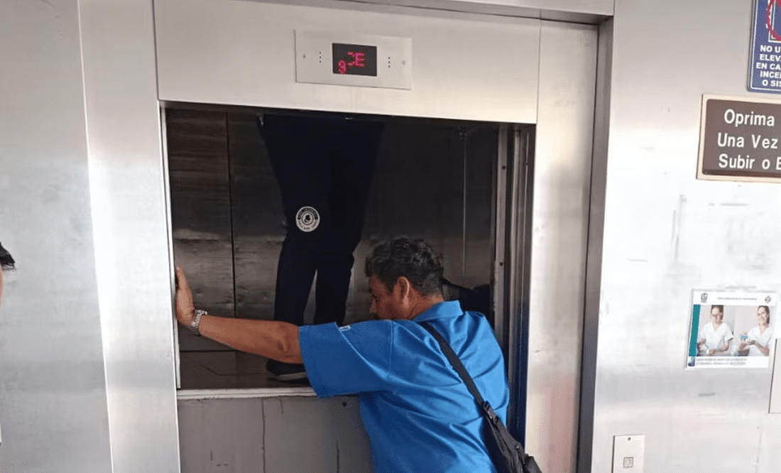 Enfermera queda atrapada en elevador de clínica del IMSS
