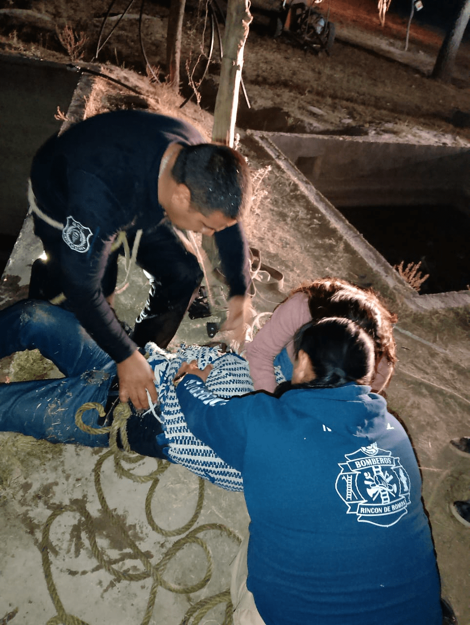 Rescatan a hombre que cayó en pileta de agua en Rincón de Romos