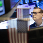 Wall Street cierra otra mala semana al alejarse los esperados recortes de los tipos