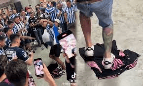 Fanáticos de Monterrey pisotean playera de Lionel Messi
