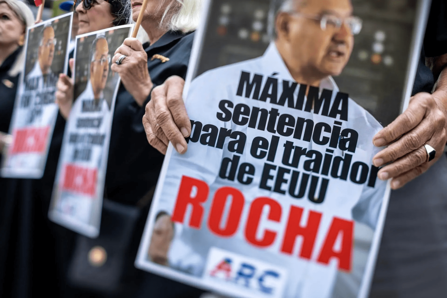 Sentencian a 15 años al exembajador de EE.UU. Víctor Rocha por caso de espionaje para Cuba