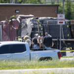 Un muerto y 14 heridos deja choque intencional de un camión contra sede policial en Texas