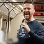 Exintegrante de Locomía se gana la vida cantando en metro de Madrid