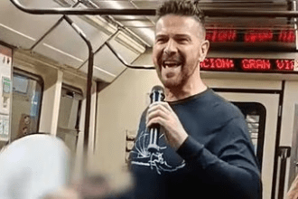 Exintegrante de Locomía se gana la vida cantando en metro de Madrid