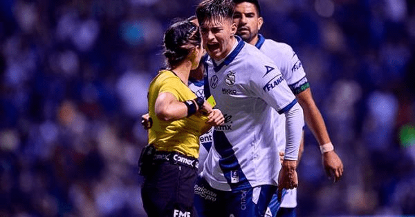 Mujer árbitro sufre agresión por parte de un jugador del Puebla