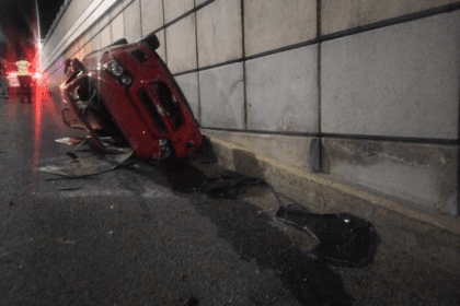 Aparatosa volcadura en paso a desnivel de Gabriela Mistral