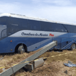 Autobús de pasajeros intenta ganarle el paso a tren; hay 8 lesionados
