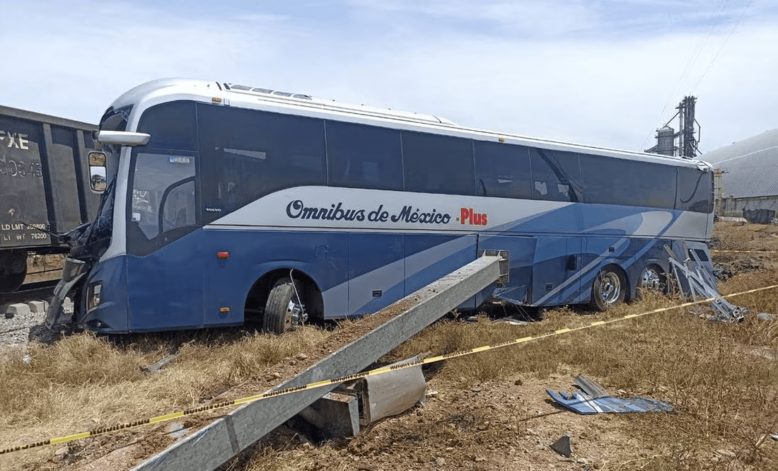Autobús de pasajeros intenta ganarle el paso a tren; hay 8 lesionados