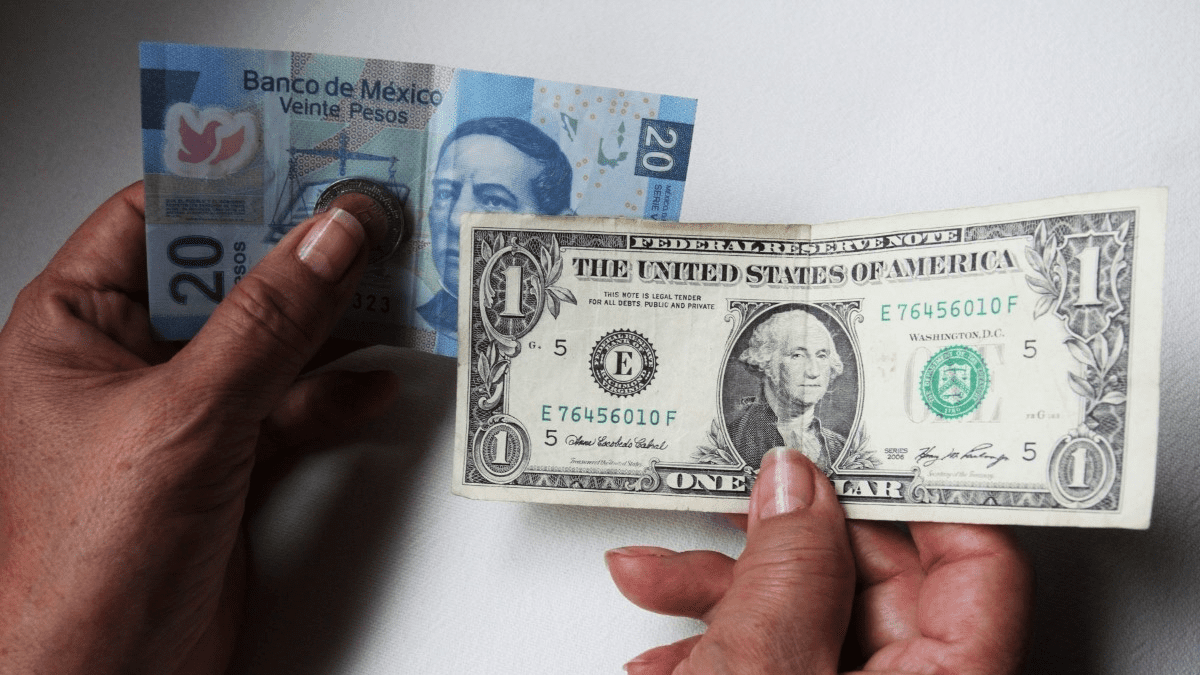 Peso sufre mayor depreciación en más de seis meses; cotiza en 17.07