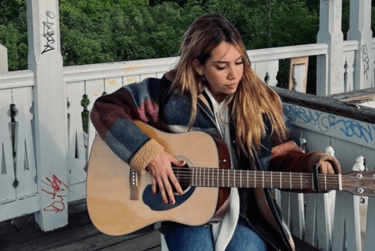 Cantante de Gaby's se queda sin trabajo por quejas de extranjeros