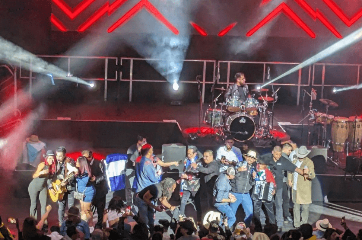 Concierto de Los Tigres del Norte se sale de control en Londres