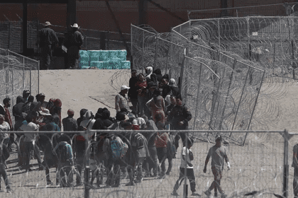 Unos 400 migrantes cruzan por la fuerza a Estados Unidos desde Ciudad Juárez