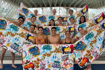 Selección de Natación Artística vende toalla para reunir recursos