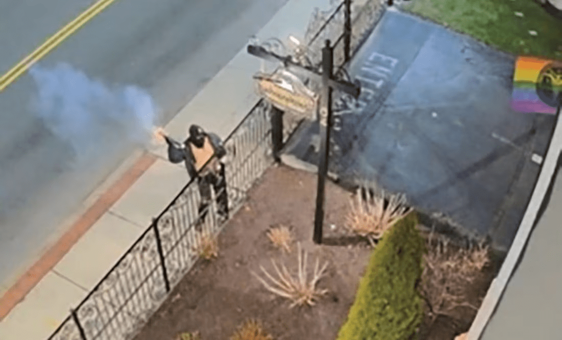 Detienen a hombre que arrojó bomba a Templo Satánico en Massachusetts