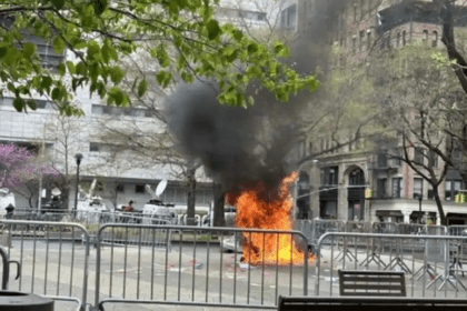 Conspiranoico, hombre que se prendió fuego afuera de juicio de Trump