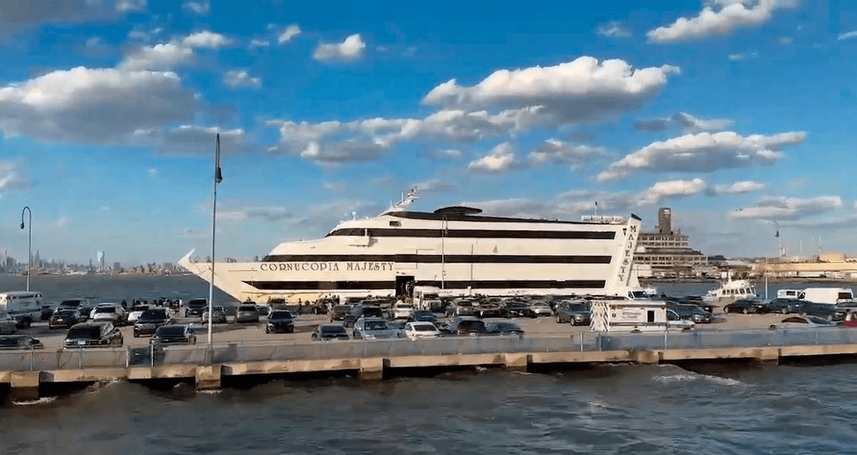 Apuñalan a pasajeros en un barco atracado en Brooklyn, Nueva York