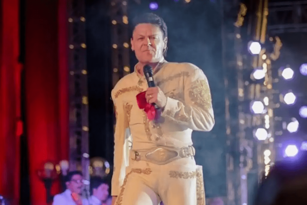 Pedro Fernández homenajea a Joan Sebastian durante concierto