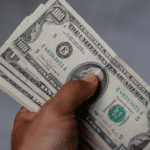 Dólar cotiza en 17.11 pesos al mayoreo