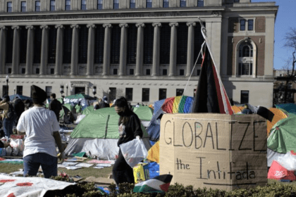 Estudiantes de Universidad de Columbia en Nueva York firmes en mantener el campamento pro Gaza