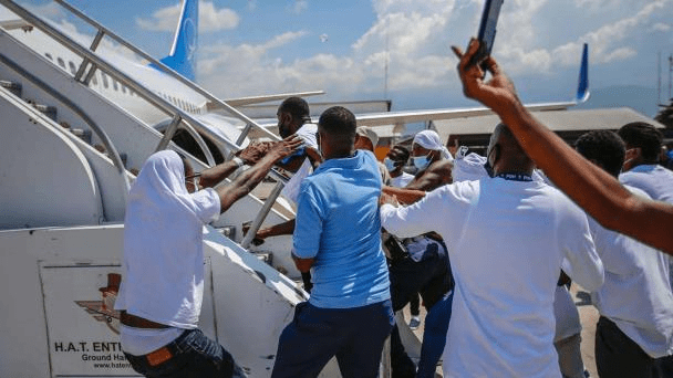 Líderes comunitarios de Florida piden a Biden que detenga las repatriaciones de haitianos
