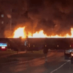 Tren en llamas circula por una ciudad de Canadá