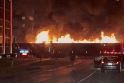 Tren en llamas circula por una ciudad de Canadá