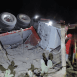 Vuelca tráiler cargado de cemento en San Francisco de los Romo