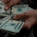 Dólar cierra la semana en 17.16 pesos al mayoreo