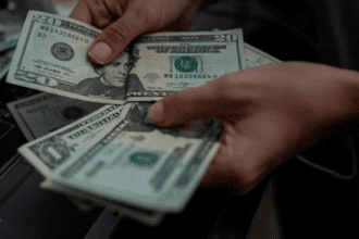 Dólar cierra la semana en 17.16 pesos al mayoreo