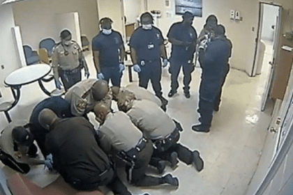 Indagan muerte de afroestadounidense tras ser sometido por la policía